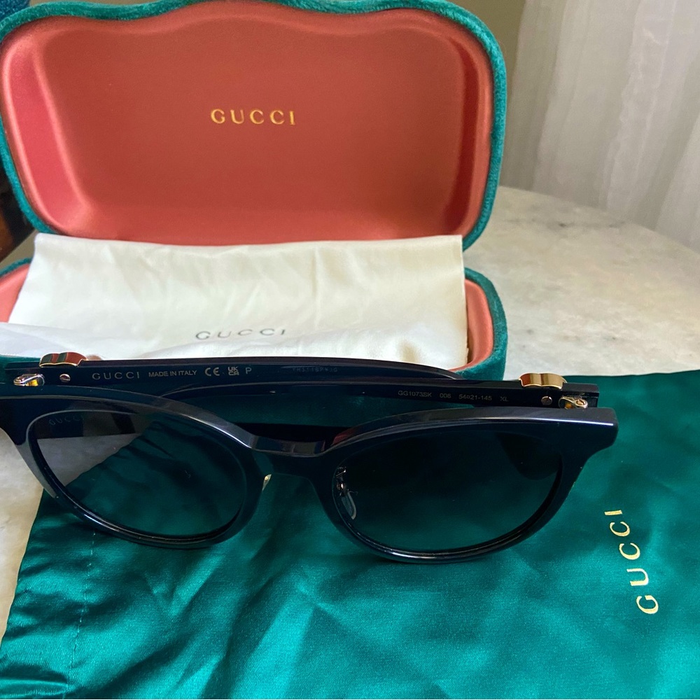 Like New gucci womens sunglasses authentic Gg 1073SK